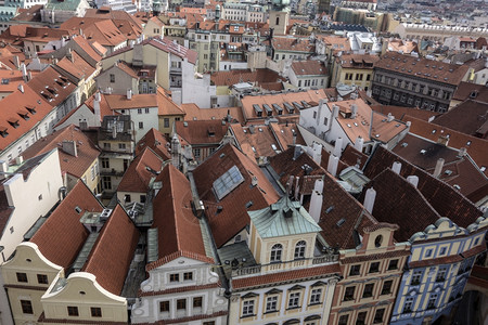 布拉格建筑物的红色屋顶图片