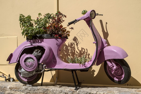 希腊罗得斯的旧紫色老摩托车图片
