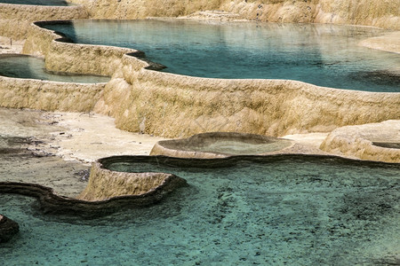 四川黄龙风景和历史利益区四川石化矿床形成的彩色池塘图片