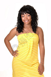 一位美丽的非裔国女人穿着长黄色的裙子穿着黑头发站在工作室图片