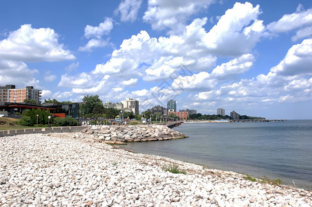 在安大略湖岸用前面的石头预示着安大略湖的海岸在安大略伯林顿有一片美丽的蓝天和白云图片