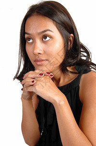 一个可爱的亚洲女人手在下巴抬头穿着黑衣服长的发白背景图片素材