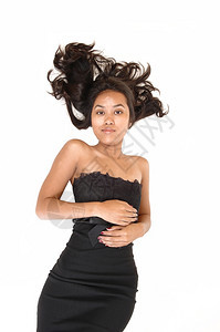 一个瘦的亚洲女人躺在地板上穿着黑色的裙子长发散开图片