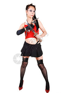 穿黑丝袜和短裙的亚洲漂亮海盗女孩穿着红色上衣和两把短嘴里有一根烟白底黑图片