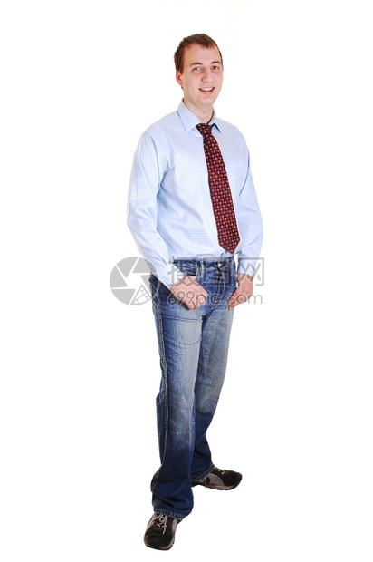 一个穿牛仔裤和蓝衬衫的年轻少穿着紧身领带站在大学里与白人背景隔绝图片