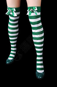 穿绿色和白条纹的女人美丽腿绿色和白条纹鞋黑底图片