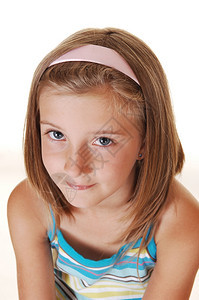 一个非常漂亮的年轻女孩穿着金发看镜头白色背景图片