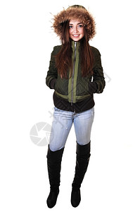一个穿绿色冬夹克的漂亮少女带着毛帽和长发黑微笑在镜头里图片