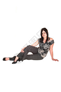 一个女孩坐在地板上看着摄影机拍片子高跟鞋寻找白色背景图片