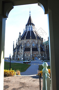 渥太华议会大厦的国图书馆在阳光明媚的一天透过门框参观图片