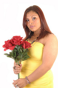 一个穿黄色裙子的年轻女人穿着红色头发拿一堆红玫瑰缝合着白色背景图片