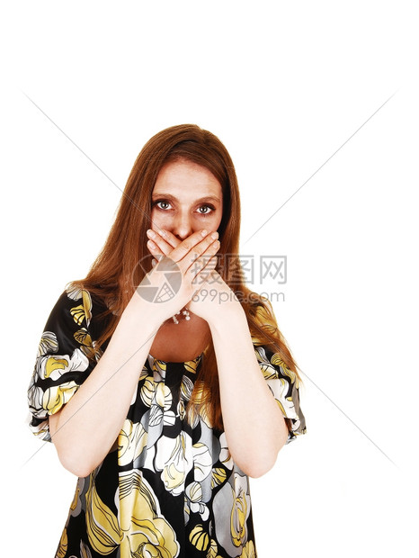 一个三十多岁的金发女人双手握在嘴上因为她经常说话白种背景图片