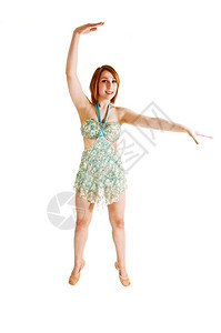 一个漂亮的女孩站在工作室练习舞蹈鞋背景图片