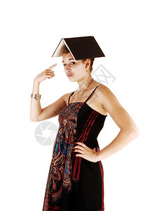 一张身着礼服的学生肖像和一本头顶上的书图片