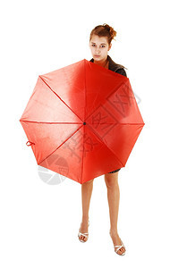 一个穿着黑色裙子棕皮夹克和高跟鞋的年轻美女站在白色背景拿着红伞图片