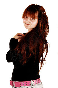 一个穿着黑丝网的白背景红发少女的特写肖像图片