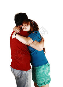 一对年轻夫妇站在白色的背景拥抱对方她穿着蓝色的上衣他穿着牛仔裤和红色的上衣图片