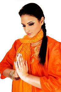 身着传统丝绸礼服和长发A的美丽东部印度少女图片