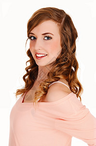 一张特写肖像画着一位年轻美少女的长卷发穿着粉红色上衣和蓝眼睛白色背景xA图片