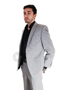 一个高的英俊商人站在孤立的白色背景穿着灰西装手放在口袋里图片