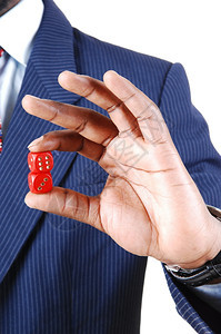 一名黑人商手上握着两张红色骰子图片