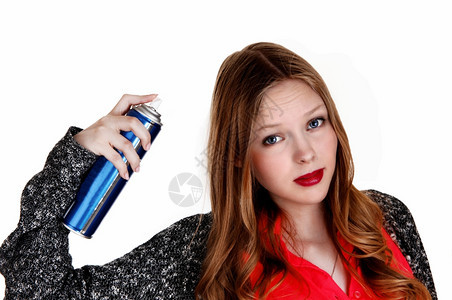 一位年轻女修理头发涂上毛被白种背景隔离图片