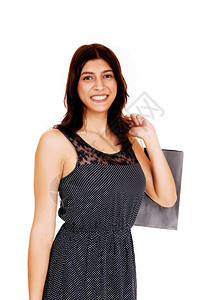 一位年轻美女的半尺寸照片肩膀上有个灰色购物袋被白种背景隔绝图片