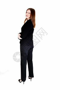 一个高瘦的年轻女商人站在黑色西装从背部仰望她的肩膀孤立白色背景图片