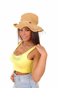 一位年轻女身着黄色T恤草帽白衣孤立的画像图片