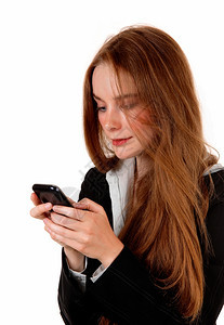 一位年轻的女商人在她手机上发短信长的黑发白背景孤立无援图片