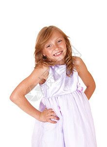 一个年轻漂亮的女孩穿着和卷发金站在微笑孤立的白色背景图片