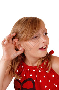 一个金发美女把手抱在耳朵后面听不见坐着什么孤立在白色背景上图片