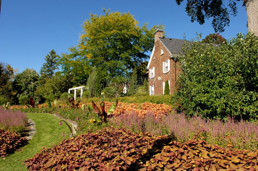 秋天在加拿大安略省的一座老房子图片