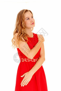一位美丽的年轻女穿着红裙子孤单地寻找白色背景图片