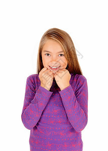 一张特写的照片一位年轻女孩用手对着她的脸笑与白种背景隔绝图片