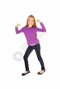 一个穿牛仔裤的八岁女孩穿着毛衣跳舞与世隔绝的白人背景图片
