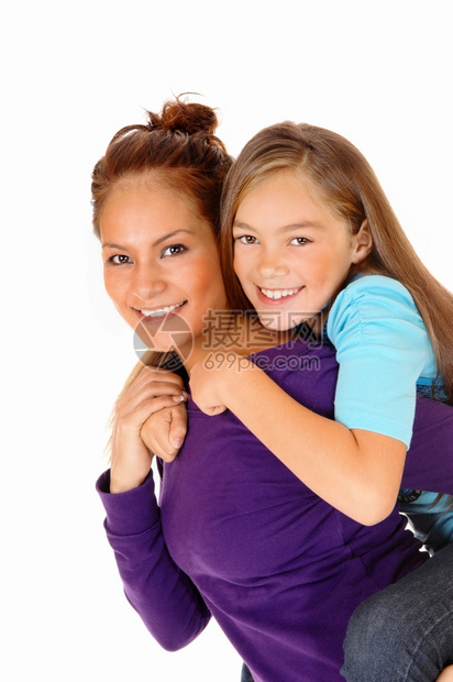 母亲和女儿在玩孤立的白色背景女孩在她母亲的背上在一个特写图片图片
