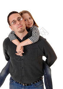 一个父亲背着他年轻的女儿背着他孤立在白色背景上图片