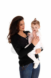 一个年轻母亲抱着女儿在她的怀里与白种背景隔绝图片