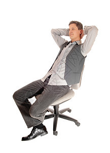 一名身着衬衫和背心的商人坐在一张办公椅上双手靠在头部后面白色背景上被孤立图片