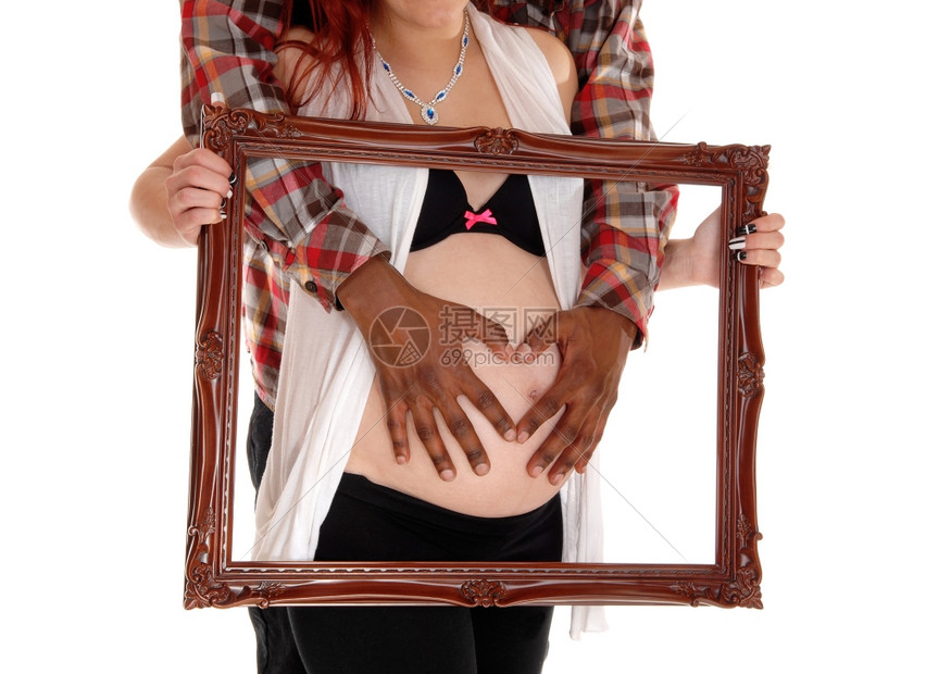 孕妇的身体和一个非洲裔美国人的手图片
