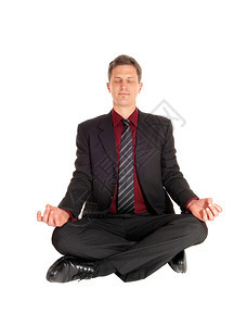一名身穿西装坐在地板上的商人他用白色背景孤立的瑜伽姿势蒙上眼睛图片