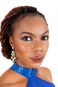 一个美籍非裔女子的丽脸孔特拍棕色头发被白背景隔离图片