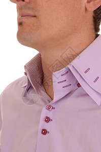 一个男人的特写照片和他衬衫的项圈隔离为白种背景图片