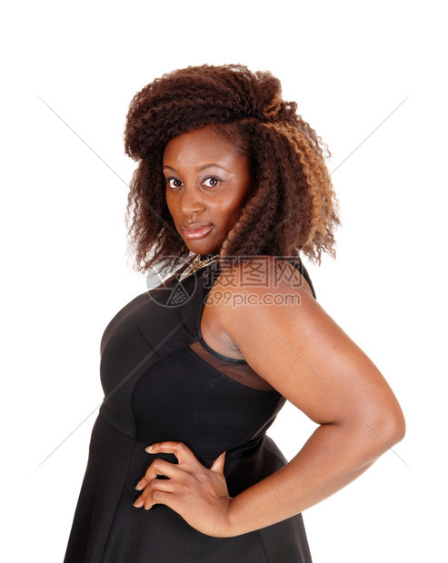 一张非裔美国女肖像照片身着黑色礼服图片