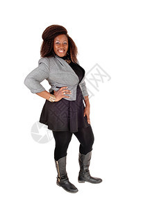 身穿黑衣灰色夹克和靴子的非裔美国年轻女子的全身照片图片