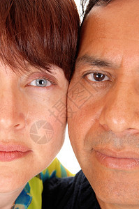 一个白人女和黑男的半个面孔并肩穿衣被白种背景隔绝图片