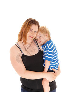 母亲在安慰她悲伤的小男孩抱着他的双臂孤立白种背景图片