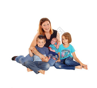 一位母亲与她的男孩和女坐在地板上怀着新生婴儿因为白种背景而孤立无援图片