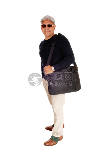 一个中年的西班牙裔男子站在孤立的白人背景随身携带着他的笔记本电脑背着包在肩膀上图片